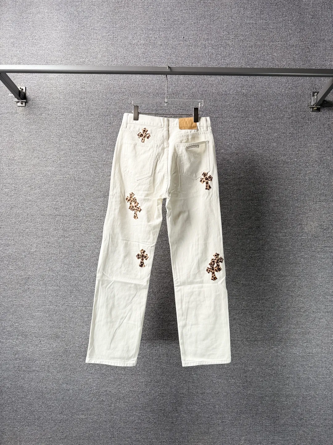 P240 💰 (Top version) Chrome Hearts/Chrome Hearts Classic white hand-painted leopard print series colorful leather cross washed color fabric unisex denim trousers Vibe style straight stacked god-level version Carbon fine bias denim color cloth Old vintage full set of hardware - Chrome Hearts white cow series The high version uses high-ounce custom fabrics, fermentation washing and soft color fixation, soft and thick to wear, the details are all made by hand-polished craftsmanship, all-over printed jacquard fabric Unique design style. Through multiple processes to create a full retro feel. Unique niche non-contrast shirt. Customized distressed spray-painted buttons. Craftsmanship in every detail. Color: white hand-painted leopard print. Size: 28-30-32-34 (corresponding to S-M-L-XL)